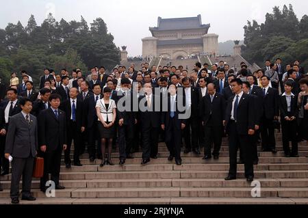 Bildnummer: 52554830 Datum: 27.05.2008 Copyright: imago/Xinhua Wu Poh-hsiung (Mitte, China/Vorsitzender Kuomintang) anlässlich der Einweihung des Dr. Sun Yat-sens mausolei a Nanchino PUBLICATIONxNOTxINxCHN, Personen; 2008, Nanchino, Politik; , quer, Kbdig, totale, Randbild, persone Bildnummer 52554830 Data 27 05 2008 Copyright Imago XINHUA Wu Poh Hsiung Center Cina Presidente Kuomintang durante l'inaugurazione il Dr Sun Yat Sens Mausoleo a Nanchino PUBLICATIONxNOTxINxCHN persone 2008 Nanjing politica orizzontale Kbdig Long shot Edge image Celebrities Foto Stock