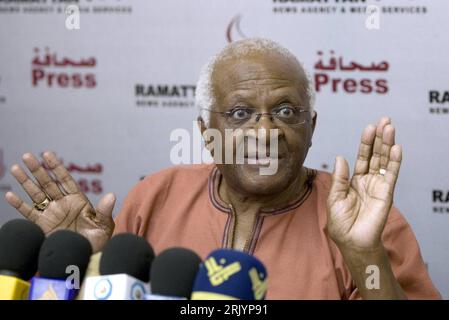 Friedensnobelpreisträger Desmond Tutu (Erzbischof Kapstadt) während eines Besuches a Gaza-Stadt - PUBLICATIONxNOTxINxCHN vincitori del Premio Nobel per la pace Desmond Tutu Arcivescovo di città del Capo durante una visita a Gaza City PUBLICATIONxNOTxINxCHN Foto Stock