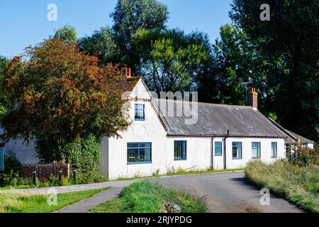 Un edificio della National School 1834 con targa commemorativa, Bosham, un villaggio costiero sulla costa meridionale vicino a Chichester, West Sussex, Inghilterra meridionale Foto Stock