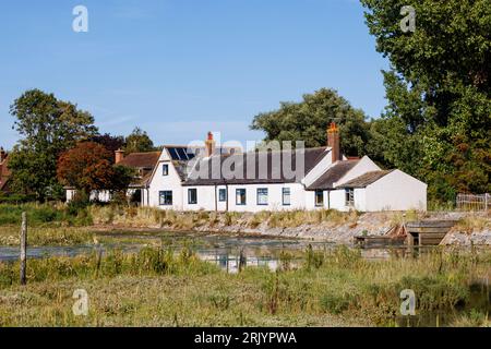 Un edificio della National School 1834 con targa commemorativa, Bosham, un villaggio costiero sulla costa meridionale vicino a Chichester, West Sussex, Inghilterra meridionale Foto Stock