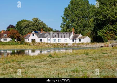 Un edificio della National School 1834 con targa commemorativa, Bosham, un villaggio costiero sulla costa meridionale vicino a Chichester, West Sussex, Inghilterra meridionale Foto Stock