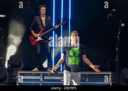 22 agosto 2023, Chula Vista, California, USA: Il bassista John Taylor e il cantante Simon le Bon della rock band inglese Duran Duran si esibiscono dal vivo in concerto al North Island Credit Union Amphitheater di Chula Vista. (Immagine di credito: © K.C. Alfred/ZUMA Press Wire) SOLO USO EDITORIALE! Non per USO commerciale! Foto Stock