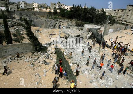 Bildnummer: 52568203 Datum: 06.06.2008 Copyright: imago/Xinhua Zerstörtes Haus der Hamas nach einem israelischen Raketenangriff a Gaza - PUBLICATIONxNOTxINxCHN, Landschaft , premiumd; 2008, Gazastreifen, Palästina, Israele, palästinensische Autonomiegebiete, Angriff, Schaden, Trümmer, Nahostkonflikt, Luftangriff; , quer, Kbdig, totale, , Asien Bildnummer 52568203 Data 06 06 2008 Copyright Imago XINHUA Destroyed House the Hamas dopo un attacco missilistico israeliano a Gaza PUBLICATIONxNOTxINxCHN Landscape Premiumd 2008 Striscia di Gaza Palestina Israele Palestina Autonomy Areas Attack Damage Debri Foto Stock