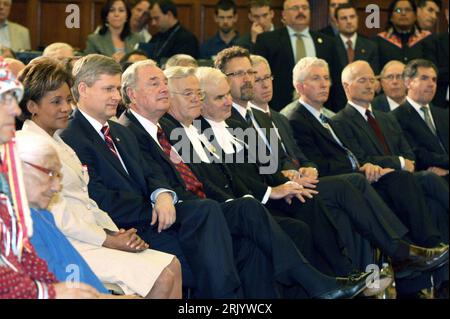 Bildnummer: 52575389 Datum: 12.06.2008 Copyright: imago/Xinhua V.l.n.r.: Michaelle Jean (Kanada/Generalgouverneurin), Stephen Harper (Kanada/Premierminister) e Paul Martin anlässlich der offiziellen Entschuldigung Kanadas bei den Ureinwohnern - Ottawa - PUBLICATIONxNOTxCHN, Personitik,, Ottawa, Ottawa, Politik, Ottawa, Ottawa, 2008, Ottawa, Ottawa, Ottawa, Ottawa, Premiumd,; , quer, Kbdig, , Randbild, People o0 totale Bildnummer 52575389 Data 12 06 2008 Copyright Imago XINHUA V l n r Micha Elle Jean Canada Generalgouverneurin Stephen Harper Canada primo Ministro e Paul Martin durante il ufficiale Excuse me Canada ai nativi Ottawa PUBL Foto Stock