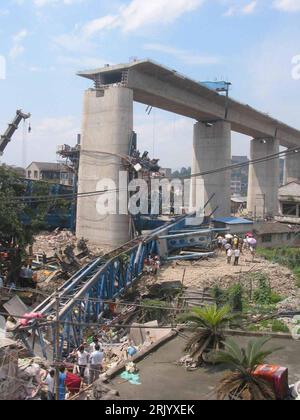 Bildnummer: 52587530 Datum: 21.06.2008 Copyright: imago/Xinhua Einsturz einer Bahntrasse a Wenzhou in der Provinz Zhejiang PUBLICATIONxNOTxINxCHN, Landschaft; 2008, Cina, premiumd, Unglück, Trümmer, Eisenbahntrasse, Trasse, Brücke, Eisenbahnbrücke, Bergung; , hoch, Kbdig, totale, , o0 Asien Bildnummer 52587530 Data 21 06 2008 Copyright Imago XINHUA Collapse a Railroad tracks in Wenzhou in Provincia Zhejiang PUBLICATIONxNOTxINxCHN Landscape 2008 China premiumd misfortune Debris Railway tracks Path Bridge Railway bridge Recovery vertical Kbdig Long shot o0 Asia Foto Stock