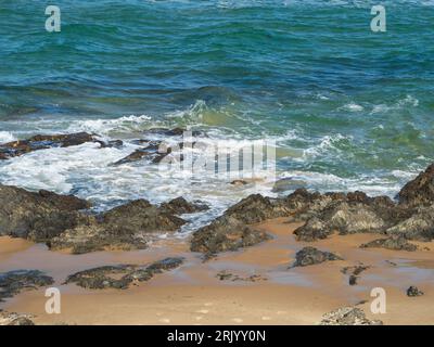 Mare, sabbia e onde che si gettano sulla riva, un bellissimo ambiente sano, NSW Australia Foto Stock