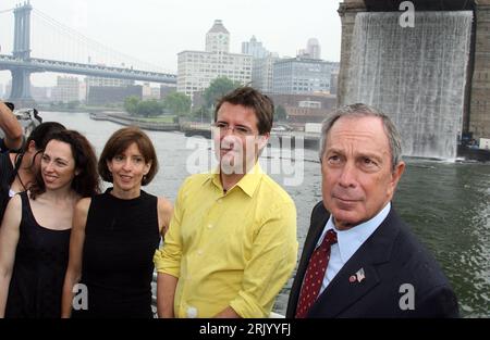 Bildnummer: 52595333 Datum: 27.06.2008 Copyright: imago/Xinhua Michael Bloomberg (re., USA/Bürgermeister New York) neben Künstler Olafur Eliasson vor der Installation - Waterfalls - in New York City - PUBLICATIONxNOTxINxCHN, Personen , premiumd; 2008, New York City, , Politik , Kunst , Pressetermin; , quer, Kbdig, Gruppenbild, Installationen, Kunst, Randbild, People, Bildnummer 52595333 Data 27 06 2008 Copyright Imago XINHUA Michael Bloomberg Right USA Mayor New York accanto agli artisti Olafur Eliasson prima dell'installazione Water Falls a New York City PUBLICATIONxNOTxINxCHN People Premiumd Foto Stock