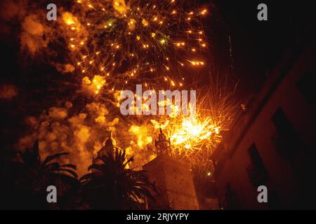 Sitges, Spagna. 23 agosto 2023. La tradizionale esposizione di fuochi d'artificio alla chiesa di San Bartolome ogni 23 agosto durante la Festa Major de Sitges. Crediti: Matthias Oesterle/Alamy Live News Foto Stock