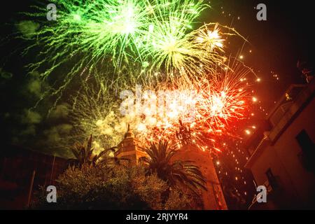 Sitges, Spagna. 23 agosto 2023. La tradizionale esposizione di fuochi d'artificio alla chiesa di San Bartolome ogni 23 agosto durante la Festa Major de Sitges. Crediti: Matthias Oesterle/Alamy Live News Foto Stock