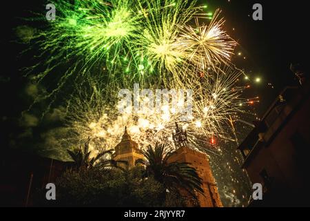 Sitges, Spagna. 23 agosto 2023. La tradizionale esposizione di fuochi d'artificio alla chiesa di San Bartolome ogni 23 agosto durante la Festa Major de Sitges. Crediti: Matthias Oesterle/Alamy Live News Foto Stock