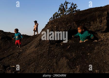 28 giugno 2019, eMalahleni, Mpumalanga, Sud Africa: I bambini giocano nel bel mezzo di una discarica di carbone tossico. Molti dei più giovani soffrono di gravi malattie respiratorie. (Immagine di credito: © Stefan Kleinowitz/ZUMA Press Wire) SOLO USO EDITORIALE! Non per USO commerciale! Foto Stock