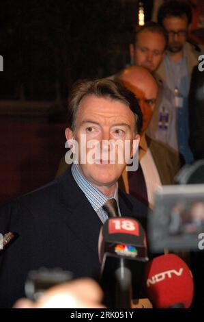 Bildnummer: 52635219 Datum: 29.07.2008 Copyright: imago/Xinhua Peter Mandelson (Großbritannien/EU-Handelskommissar) während eines Pressetermins anlässlich einer Sitzung der Welthandelsorganization in Genf - PUBLICATIONxNOTxINxCHN, Personen; 2008, Genf, OMC, organizzazione mondiale del commercio, Pressetermin, Pressekonferenz, Politik, premiumd; , hoch, Kbdig, Porträt, Randbild, persone Bildnummer 52635219 Data 29 07 2008 Copyright Imago XINHUA Peter Mandelson UK EU Trade Commissioner durante una conferenza stampa durante una riunione dell'Organizzazione mondiale del commercio a Ginevra PUBLICATIONxNOTxINxCHN persone 2008 Ginevra WT Foto Stock