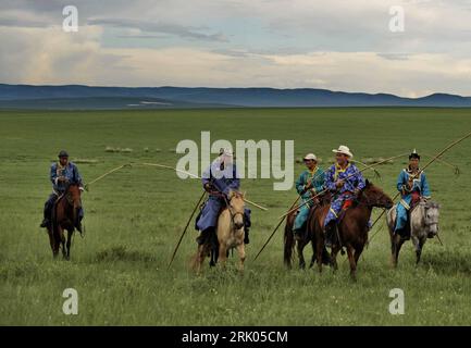 Bildnummer: 52637533 Datum: 26.07.2008 Copyright: imago/Xinhua Mongolische Reiter in traditioneller Kleidung in den Weiten von Hohhot - PUBLICATIONxNOTxINxCHN, Personen , Tiere , highlight; 2008, Hohhot, Cina, regione autonome Innere Mongolei, , Land, Leute, Tradition, Mann, Pferd, Hirte, Tracht, Mongole; , quer, Kbdig, Gruppenbild, Reisen, Asien Bildnummer 52637533 Data 26 07 2008 Copyright Imago XINHUA Mongolian Reiter in abiti tradizionali in largo da Hohhot PUBLICATIONxNOTxINxCHN People Animals highlight 2008 Hohhot China Autonomous Region Internal Mongolia Country People tra Foto Stock