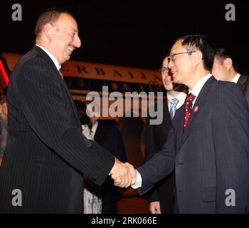 Bildnummer: 52646436 Datum: 07.08.2008 Copyright: imago/Xinhua Präsident Ilham Aliyev (li., Aserbaidschan) mit Finanzminister Xie Xuren (re., Cina) während ihres Eintreffens zu der bevorstehenden Eröffnungsfeier der Olympiade a Pechino - PUBLICATIONxNOTxINxCHN, Personen , Optimistisch; 2008, Pechino, Politik, Olympische Spiele, Olympiade, stringere la mano, Handschlag, Alijew, Aliev,; , quer, Kbdig, Gruppenbild, Close, Randbild, People Bildnummer 52646436 Data 07 08 2008 Copyright Imago XINHUA il presidente Ilham Aliyev ha lasciato l'Azerbaigian con il ministro delle finanze Xie Xuren a destra della Cina durante la sua arriva Foto Stock