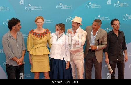 Bildnummer: 52671847 Datum: 27.08.2008 Copyright: imago/Xinhua V.l.n.r.: Regisseur Ethan Coen, Schauspielerin Tilda Swinton, Schauspielerin Frances McDormand, Schauspieler Brad Pitt, Schauspieler George Clooney und Regisseur Joel Coen anlässlich eines Pressetermins zum Film - Burn After Reading - auf den 65. Internationalen Filmfestspielen in Venedig PUBLICATIONxNOTxINxCHN , Personen , Optimistisch; 2008, Venedig, film , Filmfestspiele; , quer, Kbdig, Gruppenbild, Randbild, People o0 Internationale Filmfestspiele o0 Pressetermin Bildnummer 52671847 Data 27 08 2008 Copyright Imago XINHU Foto Stock