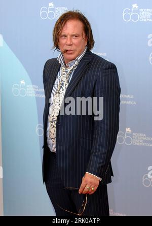 Bildnummer: 52683548 Datum: 05.09.2008 Copyright: imago/Xinhua Schauspieler Mickey Rourke mit Zigarre anlässlich eines Pressetermins zum Film - The wrestler - auf den 65. Internationalen Filmfestspielen a Venedig PUBLICATIONxNOTxINxCHN , Personen; 2008, Venedig, premiumd, film , Filmfest, Filmfestspiele, Pressetermin ,; , hoch, Kbdig, Einzelbild, Close, Randbild, Bildnummer 52683548 Data 05 09 2008 Copyright Imago XINHUA attore Mickey Rourke con sigaro durante una chiamata della stampa per Film il lottatore al Festival Internazionale del Cinema 65 a Venezia PUBLICATIONxNOTxINxCHN persone 2008 V. Foto Stock