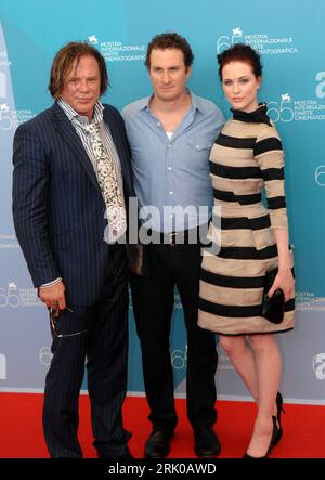 Bildnummer: 52683549 Datum: 05.09.2008 Copyright: imago/Xinhua V.l.n.r.: Schauspieler Mickey Rourke, Regisseur Darren Aronofsky und Schauspielerin Evan Rachel Wood anlässlich eines Pressetermins zum Film - The wrestler - auf den 65. Internationalen Filmfestspielen a Venedig PUBLICATIONxNOTxINxCHN , Personen; 2008, Venedig, premiumd, film , Filmfest, Filmfestspiele, Pressetermin ,; , hoch, Kbdig, Gruppenbild, Randbild, Bildnummer 52683549 Data 05 09 2008 Copyright Imago XINHUA V l n r attore Mickey Rourke Direttore Darren Aronofsky e attrice Evan Rachel Wood durante a Press Foto Stock