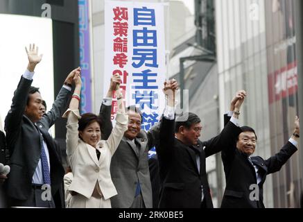 Bildnummer: 52691358  Datum: 11.09.2008  Copyright: imago/Xinhua V.l.n.r. Ministerpräsidentenkandidaten  Kaoru Yosano, Shigeru Ishiba, Taro Aso, Yuriko Koike, Nobuteru Ishihara (alle Japan/LDP) anlässlich einer Wahlkampfveranstaltung in Tokyo - PUBLICATIONxNOTxINxCHN, Personen , Harmonie , optimistisch , premiumd; 2008, Tokyo, Ministerpräsidentenkandidat, Wahlkampf, Politik , Pressetermin,; , quer, Kbdig, Gruppenbild, Randbild, People    Bildnummer 52691358 Date 11 09 2008 Copyright Imago XINHUA V l n r Prime Minister candidate Kaoru Yosano Shigeru Ishiba Taro Aso Yuriko Koike Nobuteru Ishihar Stock Photo