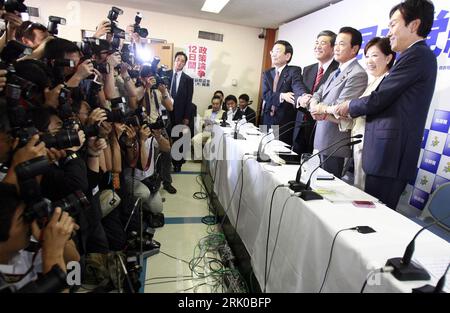 Bildnummer: 52689520 Datum: 10.09.2008 Copyright: imago/Xinhua V.l.n.r. Präsidentschaftskandidaten Kaoru Yosano (Giappone/Demokraten), Shigeru Ishiba (Giappone/Demokraten), Taro Aso (Giappone/Demokraten), Yuriko Koike (Giappone/Demokraten) e Nobuteru Ishiharaand (Giappone/Demokraten) anlässlich (Demokraten) 2008, Wahl, Wahlkampf, Pressekonferenz, Pressetermin, Politik, Medien, Medieninteresse, Presse; , quer, Kbdig, totale, Randbild, People Bildnummer 52689520 Data 10 09 2008 Copyright Imago XINHUA V l n r Presidential Candid Foto Stock