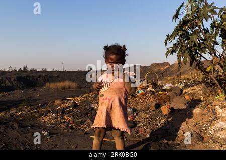 28 giugno 2019, Emalahleni - Witbank, Mpumalanga, Sudafrica: I bambini giocano nel mezzo di una discarica di miniere di carbone. Molti dei più giovani soffrono di malattie respiratorie croniche, e alcuni bambini che vivono a pochi metri da una miniera di carbone hanno anche la tubercolosi. (Immagine di credito: © Stefan Kleinowitz/ZUMA Press Wire) SOLO USO EDITORIALE! Non per USO commerciale! Foto Stock