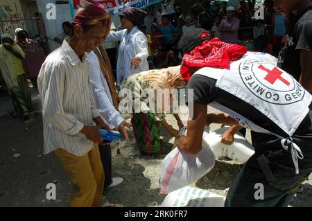 Bildnummer: 52728550  Datum: 08.10.2008  Copyright: imago/Xinhua Einheimischer bekommen Lebensmittel vom Internationalen Roten Kreuz in Maguindanao, Philippinen PUBLICATIONxNOTxINxCHN, Personen; 2008, Maguindanao, Flüchtlingscamp, Flüchtling; , quer, Kbdig, Gruppenbild,  ,  , Asien o0 Hilfsgüter, Hilfslieferung    Bildnummer 52728550 Date 08 10 2008 Copyright Imago XINHUA Native get Food of International Red Cross in Maguindanao Philippines PUBLICATIONxNOTxINxCHN People 2008 Maguindanao Refugee Camp Refugee horizontal Kbdig Group photo Asia o0 Relief items Aid delivery Stock Photo