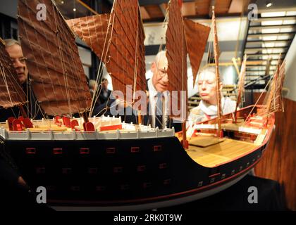 Bildnummer: 52790016 Datum: 14.11.2008 Copyright: imago/Xinhua Besucher betrachten ein Modell des chinesischen Zhenghe-Schiffs im Internationalen Maritimen Museum di Amburgo PUBLICATIONxNOTxINxCHN, Objekte; 2008, Amburgo, Deutschland, Schiffsmodell, Exponat, Internationales Maritimes, Schiff; quer, Kbdig, Einzelbild, Europa Bildnummer 52790016 Data 14 11 2008 Copyright Imago XINHUA Visitors in a Model The Chinese Ship in International Maritime Museum in Hamburg PUBLICATIONxNOTxINxCHN Objects 2008 Hamburg Germany Ship Model Exhibit International Maritimes Ship Horizontal Kbdig sin Foto Stock