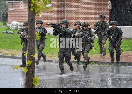 Corea del Sud. 30 gennaio 2016. 23 agosto 2023 - Corea del Sud, Paju-ROK e soldato dell'esercito USA prendono parte a esercitazioni combinate di guerra urbana nel campo di addestramento di Paju vicino alla DMZ, Corea del Sud. L'esercitazione dell'esercito di cinque giorni è iniziata in un campo di addestramento delle operazioni urbane a Paju, 37 chilometri a nord-ovest di Seul, lunedì in connessione con l'esercitazione Ulchi Freedom Shield (UFS) degli alleati che è iniziata lo stesso giorno. (Immagine di credito: © Rok Army via ZUMA Press Wire) SOLO USO EDITORIALE! Non per USO commerciale! Crediti: ZUMA Press, Inc./Alamy Live News Foto Stock