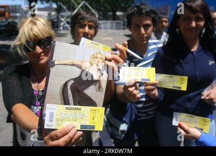 Bildnummer: 52797962 Datum: 03.12.2008 Copyright: imago/Xinhua Fans mit Tickets für das Konzert von Madonna im Rahmen der Sticky and Sweet-Tour in Buenos Aires - PUBLICATIONxNOTxINxCHN, Personen , Objekte , premiumd; 2008, Buenos Aires, Argentinien , Karten, Karte; , quer, Kbdig, Gruppenbild, Musik, Kunst, , Gesellschaft, Südamerika Bildnummer 52797962 Data 03 12 2008 Copyright Imago XINHUA sostenitori con i biglietti per il concerto di Madonna in frame il tour Sticky and Sweet a Buenos Aires PUBLICATIONxNOTxINxCHN People Objects Premiumd 2008 Buenos Aires Argentina carte orizzontali Foto Stock