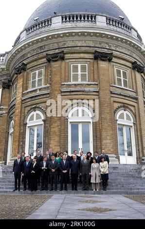 Bildnummer: 52819809 Datum: 20.03.2008 Copyright: imago/Xinhua König Albert II Von Belgien (vorn 4.v.re.) mit dem neu vereidigten Mitliedern des belgischen Kabinetts um Premierminister Yves Leterme (vorn 3.v.re., Belgien) in Brüssel - PUBLICATIONxNOTxINxCHN, Personen; premiumd, 2008, Brüssel, Pressetermin, Adel, Politik, Regierung, Kabinett, Amtseinführung, Ministro; , hoch, Kbdig, totale, , People Bildnummer 52819809 Data 20 03 2008 Copyright Imago XINHUA Re Alberto II dal Belgio fronte 4 V destra con il nuovo giurato il governo belga al primo Ministro Yves Leterme fronte 3V righ Foto Stock