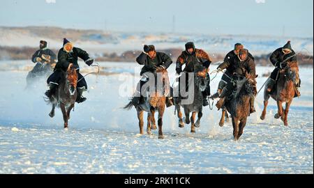 Bildnummer: 52828071  Datum: 27.12.2008  Copyright: imago/Xinhua Hirten während eines Pferderennens in der winterlichen Steppe bei Hulun Buir in der chinesischen autonomen Region Innere Mongolei - PUBLICATIONxNOTxINxCHN , Landschaft , Personen; 2008, Hulun Buir, China, Land, Leute, Tradition, Reiter, reiten, Rennen, Pferderennen; , quer, Kbdig, Winter, Jahreszeit, Totale,  ,  , Asien o0 Innere    Bildnummer 52828071 Date 27 12 2008 Copyright Imago XINHUA Shepherds during a Horse race in the winter Steppe at Hulun Buir in the Chinese Autonomous Region internal Mongolia PUBLICATIONxNOTxINxCHN La Stock Photo