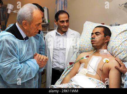 Bildnummer: 52835414 Datum: 05.01.2009 Copyright: imago/Xinhua Präsident Shimon Peres (li., Israele) beim Besuch eines verwundeten Soldaten im Soroka-Krankenhaus in Beer Sheva - PUBLICATIONxNOTxINxCHN, Personen; 2009, Beer Sheva, Politik, ,; , quer, Kbdig, Gruppenbild, Randbild, persone Bildnummer 52835414 Data 05 01 2009 Copyright Imago XINHUA Presidente Shimon Peres lasciato Israele la visita a feriti soldati in ospedale Soroka a Beer Sheva PUBLICATIONxNOTxINxCHN persone 2009 birra Sheva politica orizzontale Kbdig Group foto bordo immagine celebrità Foto Stock