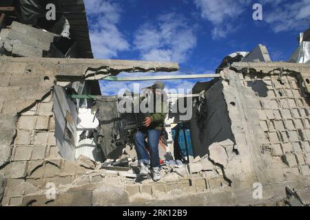 Bildnummer: 52837569 Datum: 03.01.2009 Copyright: imago/Xinhua Palästinenser mit einem Fernseher in der Ruine eines zerstörten Hauses nach einem israelischen Luftangriff auf Rafah, Gazastreifen PUBLICATIONxNOTxINxCHN, Personen; 2009, Rafah, Nahostkonflikt, Krieg, Gaza, Israele, Palästina, Nahost, Gazastreifen, palästinensische Autonomiegebiete, plündern, Plünderung; , quer, Kbdig, Einzelbild, , Asien Bildnummer 52837569 Data 03 01 2009 Copyright Imago XINHUA palestinesi con una TV in rovina una casa distrutta dopo un attacco aereo israeliano sulla Striscia di Gaza di Rafah PUBLICATIONxNOTxINxCHN People Foto Stock
