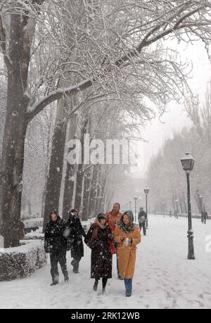 Bildnummer: 52840833 Datum: 09.01.2009 Copyright: imago/Xinhua Spaziergänger im verschneiten El Retiro-Park di Madrid PUBLICATIONxNOTxINxCHN, Personen; 2009, Madrid, spagnolo, Schnee, Wetter, verschneit, schneien; , hoch, Kbdig, Winter, Jahreszeit, Gruppenbild, , Europa Bildnummer 52840833 Data 09 01 2009 Copyright Imago XINHUA Walkers in covered El Retiro Park in Madrid PUBLICATIONxNOTxINxCHN People 2009 Madrid Spain Snow Weather verschneit Snow vertical Kbdig Winter Season Group Photo Europe Foto Stock