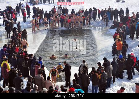 Bildnummer: 52867631 Datum: 28.01.2009 Copyright: imago/Xinhua Einheimische erfrischen sich bei einem Eisbad zu Beginn des Frühlingsfestes im Binjiang-Park von Mudanjiang in der Provinz Heilongjiang - Cina - PUBLICATIONxNOTxINxCHN , Personen; 2009, Cina, Mudanjiang , Frühlingsfest, eisbaden, SEE, Eisloch; , quer, Kbdig, totale, Vogelperspektive, Perspektive, , Asien o0 Neujahrsfest, Neujahr Bildnummer 52867631 Data 28 01 2009 Copyright Imago XINHUA la gente del posto si rinfresca a un bagno di ghiaccio per iniziare il Festival di Primavera nel Parco di Binjiang da Mudanjiang nella Provincia Heilongjiang China PUB Foto Stock