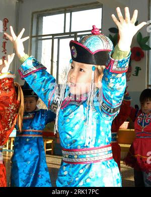 Bildnummer: 52872008 Datum: 14.12.2008 Copyright: imago/Xinhua Kleines Mädchen in traditioneller Tracht lernt typische Umgangsformen in einem Kindergarten für Mongolen in Xilinhot in der chinesischen autonomen Region Mongolei - PUBLICATIONxNOTxINxCHN , Personen; 2008, Xilinhot, Cina, Kinder, Mongole, Gestik, Tradition; , hoch, Kbdig, Einzelbild, Close, , Asien Bildnummer 52872008 Data 14 12 2008 Copyright Imago XINHUA piccola ragazza in costume tradizionale Impara le maniere tipiche in un asilo per i mongoli a Xilinhot nella regione autonoma cinese Mongolia PUBLICATIONxNOTxINxCHN Peopl Foto Stock
