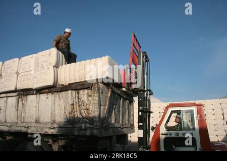 Bildnummer: 52875838 Datum: 28.10.2008 Copyright: imago/Xinhua Arbeiter verladen mit einem Gabelstapler Baumwolle in Bortala - Cina PUBLICATIONxNOTxINxCHN, Objekte , Personen; 2008, Bortala, Cina, Ballen; , quer, Kbdig, Gruppenbild, Transport, Logistik, Wirtschaft, Arbeitswelten, Gesellschaft, , Asien Bildnummer 52875838 Data 28 10 2008 Copyright Imago XINHUA Workers loaded with a Forklift Trucks Cotton in Bortala China PUBLICATIONxNOTxINxCHN Objects People 2008 Bortala China Bales Horizontal Kbdig Group Photo Transportation Logistics Economy World of Work Society Asia Foto Stock