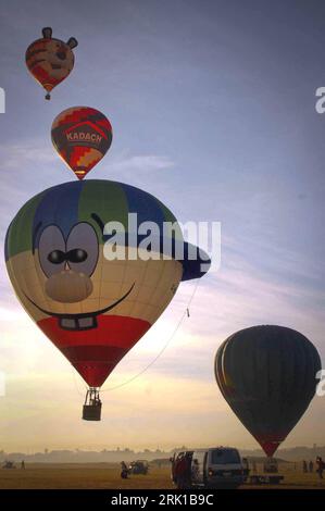 Bildnummer: 52902700  Datum: 12.02.2009  Copyright: imago/Xinhua Heißluftballons beim Start von der Clark Air Base während eines Heißluftballonfestivals in Angeles - Philippinen- PUBLICATIONxNOTxINxCHN, Objekte , Personen; 2009, Angeles, Pampanga, Philippinen, Heißluftballon, Ballon, Ballonfahrt, Festival, Kadach, Comic, Gesicht; , hoch, Kbdig, Gruppenbild,  ,  , Asien    Bildnummer 52902700 Date 12 02 2009 Copyright Imago XINHUA Hot-air balloon the Start from the Clark Air Base during a  in Angeles Philippines PUBLICATIONxNOTxINxCHN Objects People 2009 Angeles Pampanga Philippines Hot air bal Stock Photo