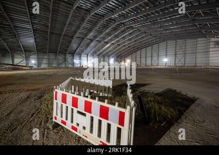 PRODUZIONE - 23 agosto 2023, bassa Sassonia, Dethlingen: Vista nella sala di recupero dello stagno di Dethlinger. Le armi chimiche della Wehrmacht devono ora essere recuperate dallo stagno di Dethlingen. Lo stagno fu riempito dopo la seconda guerra mondiale. Si dice che più di 100.000 armi diverse si trovino nello stagno profondo dai dieci ai dodici metri. Un'indagine condotta su un corpo idrico sotterraneo vicino aveva rivelato una massiccia contaminazione con prodotti di degradazione delle ordigni esplosivi. Durante la successiva ricognizione dello stagno tra settembre 2019 e aprile 2020 in tre siti parziali, un totale di 2552 pezzi di Foto Stock