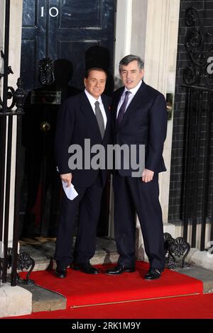 Bildnummer: 52957517 Datum: 01.04.2009 Copyright: imago/Xinhua Premierminister Gordon Brown (Re., Großbritannien) begrüßt Ministerpräsident Silvio Berlusconi (Italien) in der Downing Street während des G20-Gipfels a Londra - PUBLICATIONxNOTxINxCHN, Personen , premiumd , Optimistisch; 2009, Londra, G, 20, G20, Gipfel, Weltfinanzgipfel, Wirtschaftsgipfel, Politik, Pressetermin; , hoch, Kbdig, Gruppenbild, Randbild, People Bildnummer 52957517 Data 01 04 2009 Copyright Imago XINHUA il primo ministro Gordon Brown Right UK ha dato il benvenuto al primo ministro Silvio Berlusconi Italia nella Downing Street duri Foto Stock