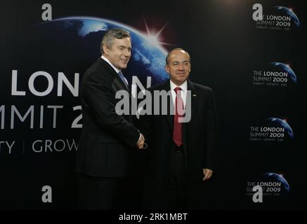 Bildnummer: 52957578  Datum: 02.04.2009  Copyright: imago/Xinhua Premierminister Gordon Brown (li., Großbritannien) und Präsident Felipe Calderon Hinojosa (Mexiko) während des G20-Gipfels in London - PUBLICATIONxNOTxINxCHN, Personen , optimistisch; 2009, London, G, 20, G20, Gipfel, Weltfinanzgipfel, Wirtschaftsgipfel, Politik, Pressetermin, Gestik, Shakehands; , quer, Kbdig, Gruppenbild, Randbild, People    Bildnummer 52957578 Date 02 04 2009 Copyright Imago XINHUA Prime Minister Gordon Brown left UK and President Felipe Calderon Hinojosa Mexico during the G20 Summit in London PUBLICATIONxNOTx Stock Photo