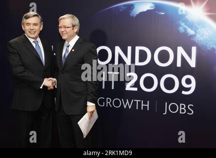 Bildnummer: 52957577 Datum: 02.04.2009 Copyright: imago/Xinhua Premierminister Gordon Brown (li., Großbritannien) und Premierminister Kevin Rudd (Australien) während des G20-Gipfels a Londra - PUBLICATIONxNOTxINxCHN, Personen , Optimistisch; 2009, Londra, g, 20, G20, Gipfel, Weltfinanzgipfel, Wirtschaftsgipfel, Politik, Pressetermin, Gestik, Shakehands; , quer, Kbdig, Gruppenbild, Randbild, persone Bildnummer 52957577 Data 02 04 2009 Copyright Imago XINHUA il primo Ministro Gordon Brown ha lasciato il Regno Unito e il primo Ministro Kevin Rudd Australia durante il vertice del G20 a Londra PUBLICATIONxNOTxINxCHN PEO Foto Stock