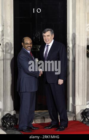 Bildnummer: 52957597 Datum: 01.04.2009 Copyright: imago/Xinhua Premierminister Gordon Brown (Re., Großbritannien) begrüßt Premierminister Meles Zenawi (Äthiopien) in der Downing Street zum G20-Gipfel a Londra - PUBLICATIONxNOTxINxCHN, Personen , Optimistisch; 2009, Londra, g, 20, G20, Gipfel, Weltfinanzgipfel, Wirtschaftsgipfel, Politik, Pressetermin, 10, Gestik, Shakehands; , hoch, Kbdig, Gruppenbild, Randbild, People Bildnummer 52957597 Data 01 04 2009 Copyright Imago XINHUA primo Ministro Gordon Brown Right UK ha dato il benvenuto al primo Ministro Meles Zenawi Etiopia nella Downing Street al G20 Foto Stock