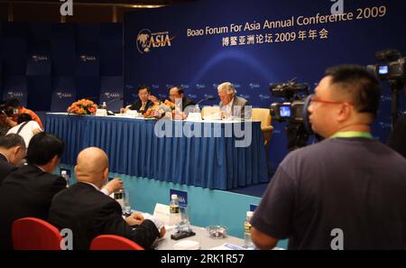 Bildnummer: 52974741 Datum: 16.04.2009 Copyright: imago/Xinhua Long Yongtu (China/Generalsekretär BFA), Fidel Valdez Ramos (Mitte, Philippinen/Chairman of Directors der BFA) und Bob Hawke (re., Australien) auf dem Boao Forum for Asia (BFA) a Boao - PUBLICATIONxNOTxCHN , Personen; 2009, Boao, Politik, Cina,; , quer, Kbdig, Gruppenbild, Randbild, People Bildnummer 52974741 Data 16 04 2009 Copyright Imago XINHUA Long Yongtu Segretario generale della Cina BfA Fidel Valdez Ramos Center Filippine Presidente del Consiglio di Amministrazione della BfA e Bob Hawke Right Australia sul Boao Forum Foto Stock