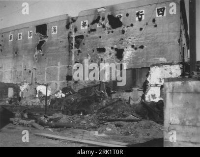 Seconda guerra sino-giapponese, 1937–1945. Il muro occidentale danneggiato del Joint Trust Warehouse (Sihang Warehouse) dopo la battaglia di Shanghai, 13 agosto - novembre 26 1937. Il magazzino Sihang servì come ultima roccaforte per i 800 eroi del "battaglione perduto" cinese nella loro eroica lotta di quattro giorni contro l'attacco delle truppe giapponesi durante l'invasione di Chapei dal 27 al 31 ottobre 1937. Foto Stock