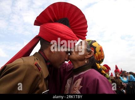 Bildnummer: 52983116 Datum: 22.04.2009 Copyright: imago/Xinhua Mutter küsst ihren Sohn - Soldaten des Jammu-Kashmir-Leichtinfanterie-Regiments (JKLIR) nach ihrer Vereidigung in Srinagar im indisch-kontrollierten Teil Kaschmirs PUBLICATIONxNOTxINxCHN, Personen, Highlight; 2009, Indien, Indien; Kaschmir, Regiment, Infanterie, leichte, Soldat, Mann, Heer, Armee, reggimento di fanteria leggera Jammu Kaschmir, Eid, Uniform, Tradionell, Tracht, Mutter, Sohn, Familie; , quer, Kbdig, Gruppenbild, Close, , Militaer, Staat, Gesellschaft, Asien Bildnummer 52983116 Data 22 04 2009 Copyright Imago XINHUA Mother Foto Stock