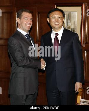 Bildnummer: 52990928  Datum: 27.04.2009  Copyright: imago/Xinhua Präsident Dmitry Medvedev (li., Russland) und Außenminister Yang Jiechi (China) während eines Treffens in Moskau PUBLICATIONxNOTxINxCHN, Personen , premiumd , optimistisch; 2009, Moskau, Pressetermin, Politik; , hoch, Kbdig, Gruppenbild, Randbild, People    Bildnummer 52990928 Date 27 04 2009 Copyright Imago XINHUA President Dmitry Medvedev left Russia and Foreign Minister Yang Jiechi China during a Meeting in Moscow PUBLICATIONxNOTxINxCHN People premiumd optimistic 2009 Moscow Press call politics vertical Kbdig Group photo Edge Stock Photo