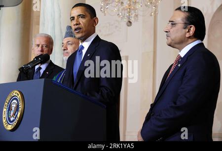 Bildnummer: 53003793 Datum: 06.05.2009 Copyright: imago/Xinhua V.r.n.l.: Präsident Asif Ali Zardari (Pakistan), Präsident Barack Obama (USA), Präsident Hamid Karzai (Afghanistan) uns Vizepräsident Joe Biden (USA) während einer Pressekonferenz in Washington PUBLICATIONxNOTxINxCHN, Personen; 2009, Washington, Pressetermin, Politik; , quer, Kbdig, Gruppenbild, Close, Randbild, People o0 Joseph Bildnummer 53003793 Data 06 05 2009 Copyright Imago XINHUA V r n l Presidente Asif Ali Zardari Pakistan Presidente Barack Obama USA Presidente Hamid Karzai Afghanistan US Vice-Presidente Joe Biden USA duri Foto Stock