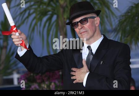 Bildnummer: 53029090  Datum: 24.05.2009  Copyright: imago/Xinhua Regisseur Jacques Audiard mit dem Großen Preis des Festivals für seinen Film - Un Prophete - am Rande der 62. Internationalen Filmfestspiele in Cannes - PUBLICATIONxNOTxINxCHN, Personen , Objekte; 2009, Cannes, Internationale, Filmfestival, Preisverleihung, Preisträger, Trophäe, Pressetermin, Film, A Prophet, premiumd; , quer, Kbdig, Porträt, Randbild, People    Bildnummer 53029090 Date 24 05 2009 Copyright Imago XINHUA Director Jacques Audiard with the grand Prize the Festivals for his Film UN Prophets at Edge the 62 Internation Stock Photo