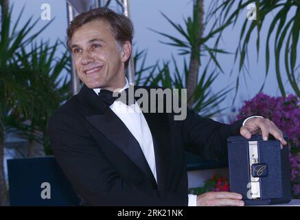 Bildnummer: 53029092 Datum: 24.05.2009 Copyright: imago/Xinhua Schauspieler Christoph Waltz mit dem Darstellerpreis für seine Rolle in dem Film - Inglourious Basterds - AM Rande der 62. Internationalen Filmfestspiele di Cannes - PUBLICATIONxNOTxINxCHN, Personen , Objekte; 2009, Cannes, Internationale, Filmfestival, Preisverleihung, Preisträger, Trophäe, Pressetermin, Film, , premiumd; , quer, Kbdig, Porträt, Randbild, People Bildnummer 53029092 Date 24 05 2009 Copyright Imago XINHUA attore Christoph Waltz con il prezzo del cast per il suo ruolo in The Film Inglourious Basterds at Edge The 62 Inte Foto Stock