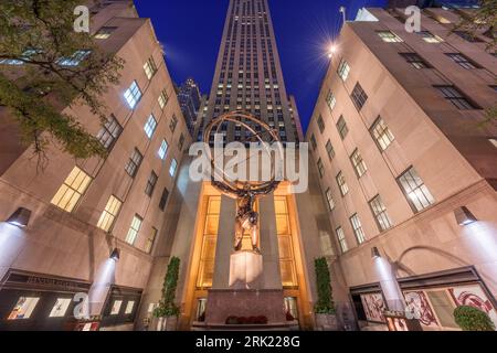 NEW YORK CITY - 2 NOVEMBRE 2016: La statua dell'Atlas al Rockefeller Center di New York. Foto Stock